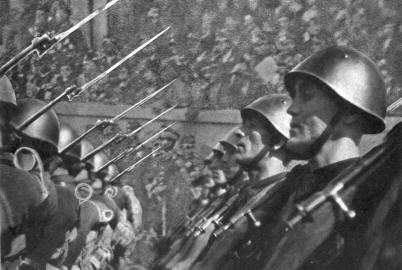 Camisas Negras desfilando con cascos M 33 en 1938