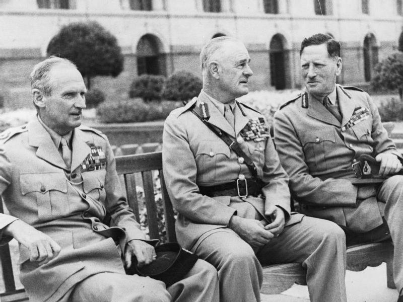 Auchinleck, derecha, como Comandante en Jefe del ejército indio con el entonces virrey Wavell, centro y Montgomery, izquierda