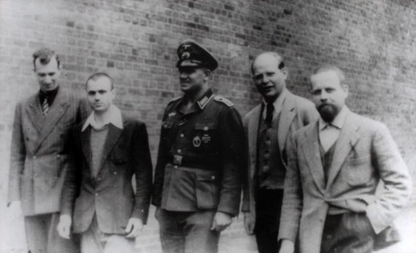 Dietrich Bonhoeffer en la prisión de Tegel. Más tarde, fue encarcelado en la prisión de las SS en Prinz-Albrecht-Strasse en Berlín, hoy la Topografía del Terror, una exposición sobre la SS y el estado, donde escribe el poema