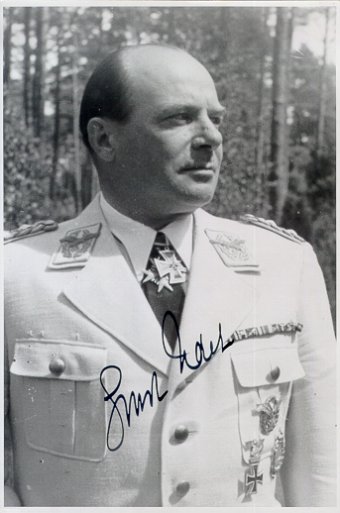 Ernst Udet condecorado con la Cruz de Caballero, 1940