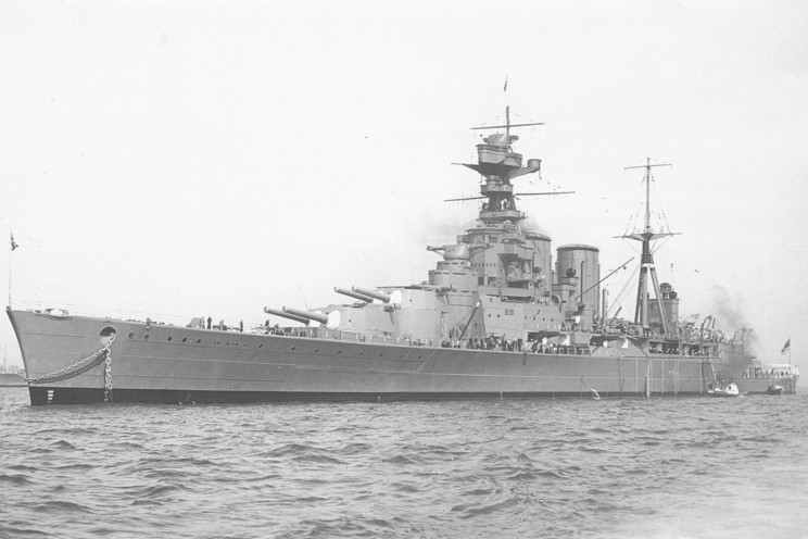 HMS Hood, en 1930 durante un reacondicionamiento en el astillero