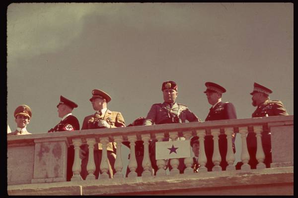 Dos hombres no identificados, Mussolini, Frank, Lammers y Goebbels en las maniobras militares de Vurbarra