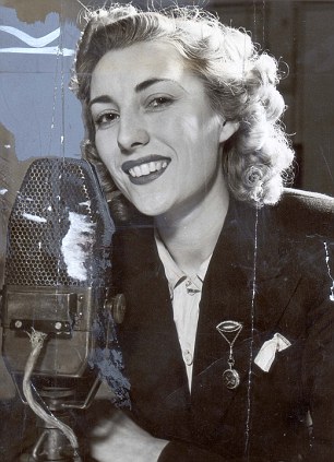Vera Lynn como locutora en su programa radiofónico