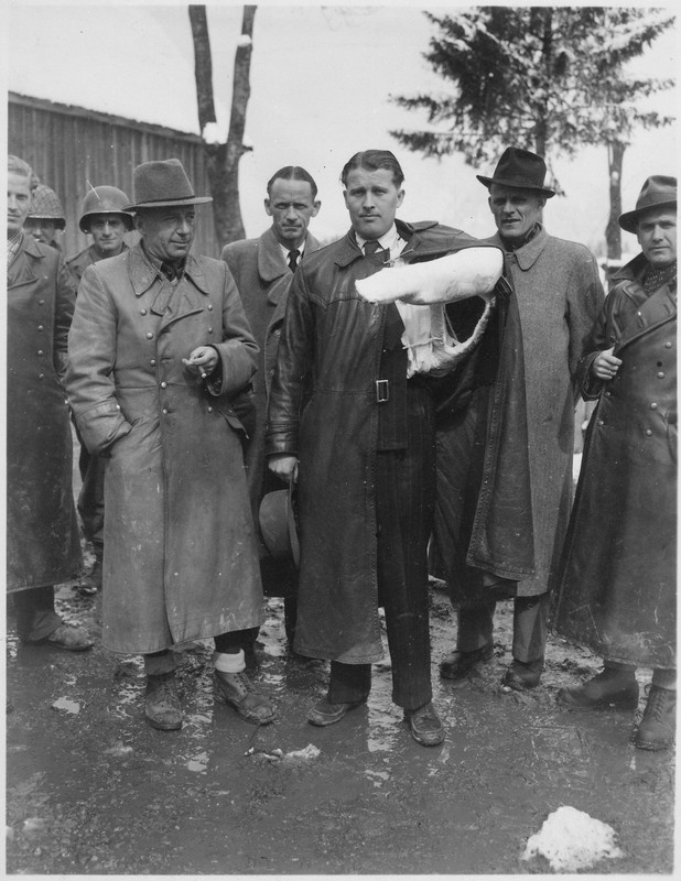 Dieter Huzel, Magnus von Braun, Walter Dornberger, Herbert Axster, Wernher Von Braun, Hans Lindenberg y Bernhard Tessmann después de que los científicos se rindieran a los Aliados en 1945