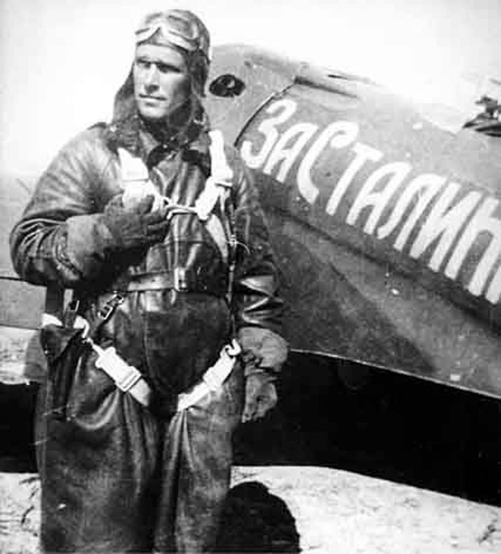 Boris Safonov posando al lado de uno de los dos Ishak I-16 que voló hasta septiembre de 1941, el famoso I-16 Tip 24 Blanco 11 con la inscripción Za Stalina Por Stalin en el lado izquierdo