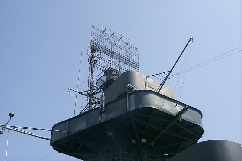 Vista del Cuerpo de mástil, se puede apreciar el Radar de Superficie y el Radar de Búsqueda Aérea
