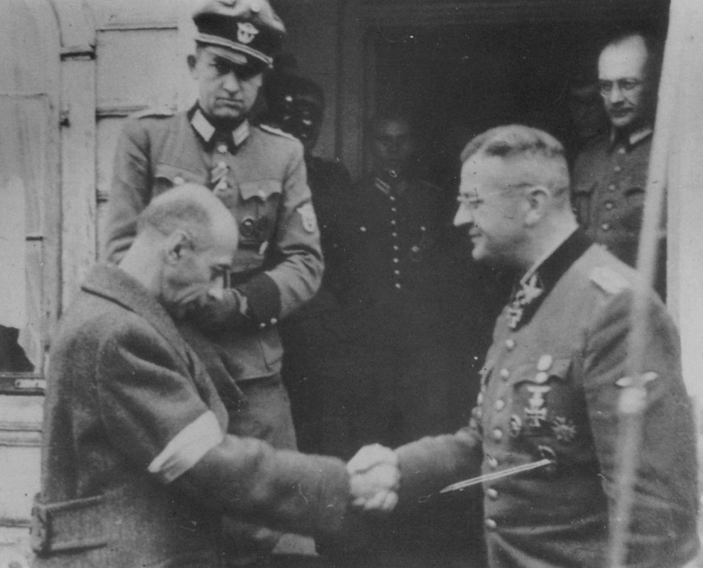 El general polaco Tadeusz Komorowski se rinde a Erich von dem Bach-Zelewski