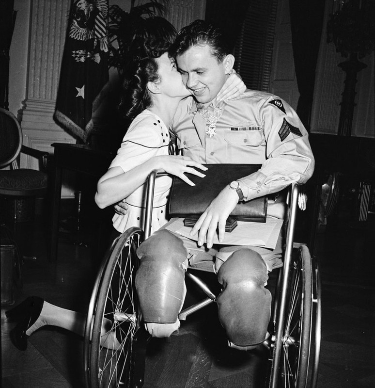 Mujer besando a su prometido, veterano de la 2ª Guerra Mundial, 1945. Fotografía de George Skadding
