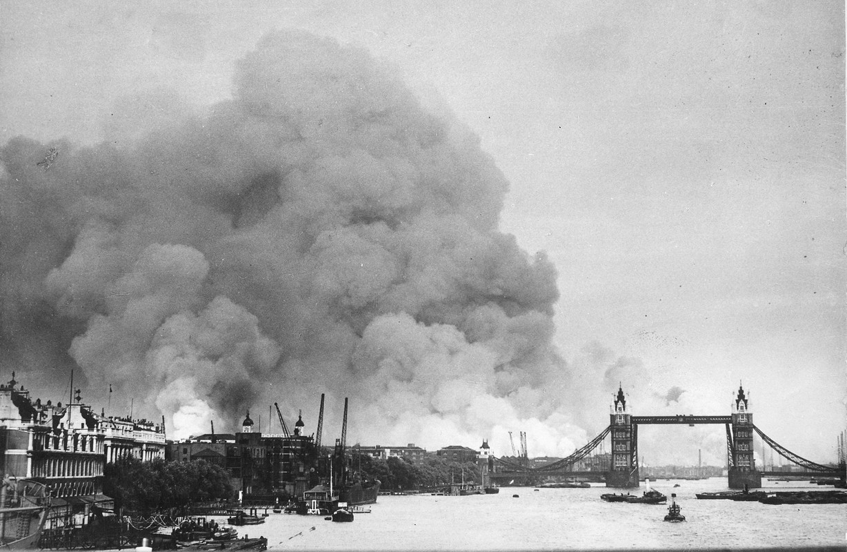 Vistas del río Támesis con el fuerte humo proveniente de los docklands, la zona del puerto, durante el Blitz