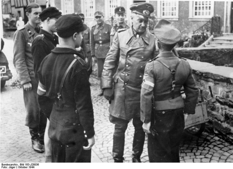 Generalfeldmarschall Model, hablando con varios Hitlerjugend