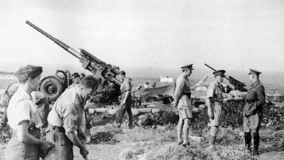 El general Wavell inspeccionando una posición de cañones antiaéreos de 94 mm