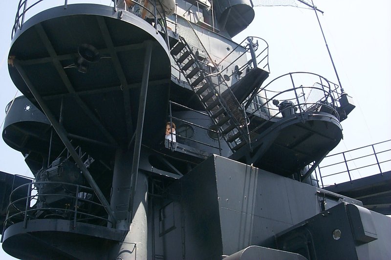 Escalera de ascenso al puente de navegación, se aprecia uno de los Focos de búsqueda y la plataformas de observación