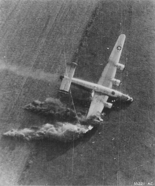 Un Consolidated B-24J-150-CO Liberator 44-40210 854th BS, 491st BG, 8th AF alcanzado por un flak el 18 de septiembre de 1944