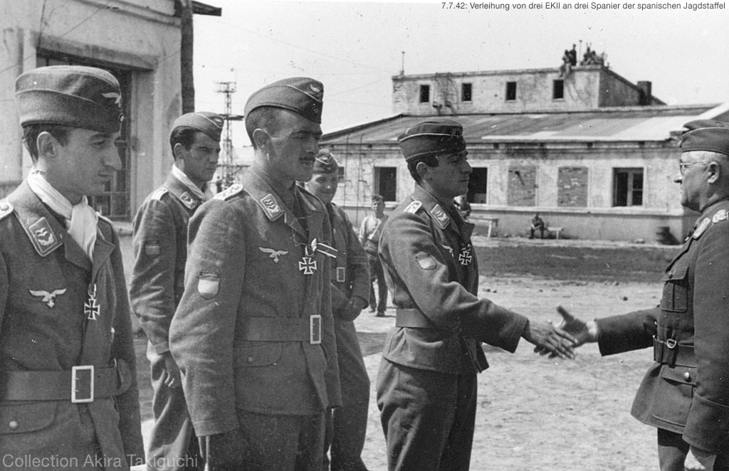 Españoles condecorados con la Cruz de Hierro de 2ª Clase son saludados por el General Robert Ritter von Greim el 7 Julio de 1942