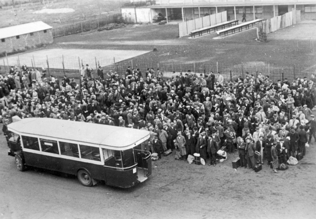 Llegada de Judíos al Campo de tránsito de Drancy en autobús. Entre 1942 y 1944