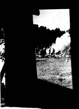 Alex, miembro del Sonderkommando en Auschwitz. Incineración de cuerpos gaseados en fosas al aire libre, delante de la cámara de gas del crematorio V de Auschwitz, agosto de 1944. Oswiecim, Museo de Auschwitz-Birkenau. negativo 277