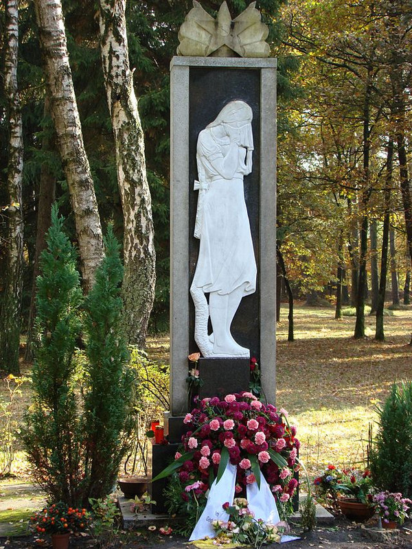Monumento soviético en el cementerio de prisioneros de guerra. El luto, copia, de M. Mukhin
