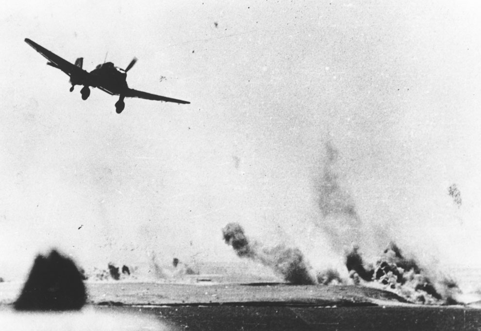 Instantánea tomada durante un ataque aéreo contra un depósito de suministros británicos cerca de Tobruk, octubre de 1941