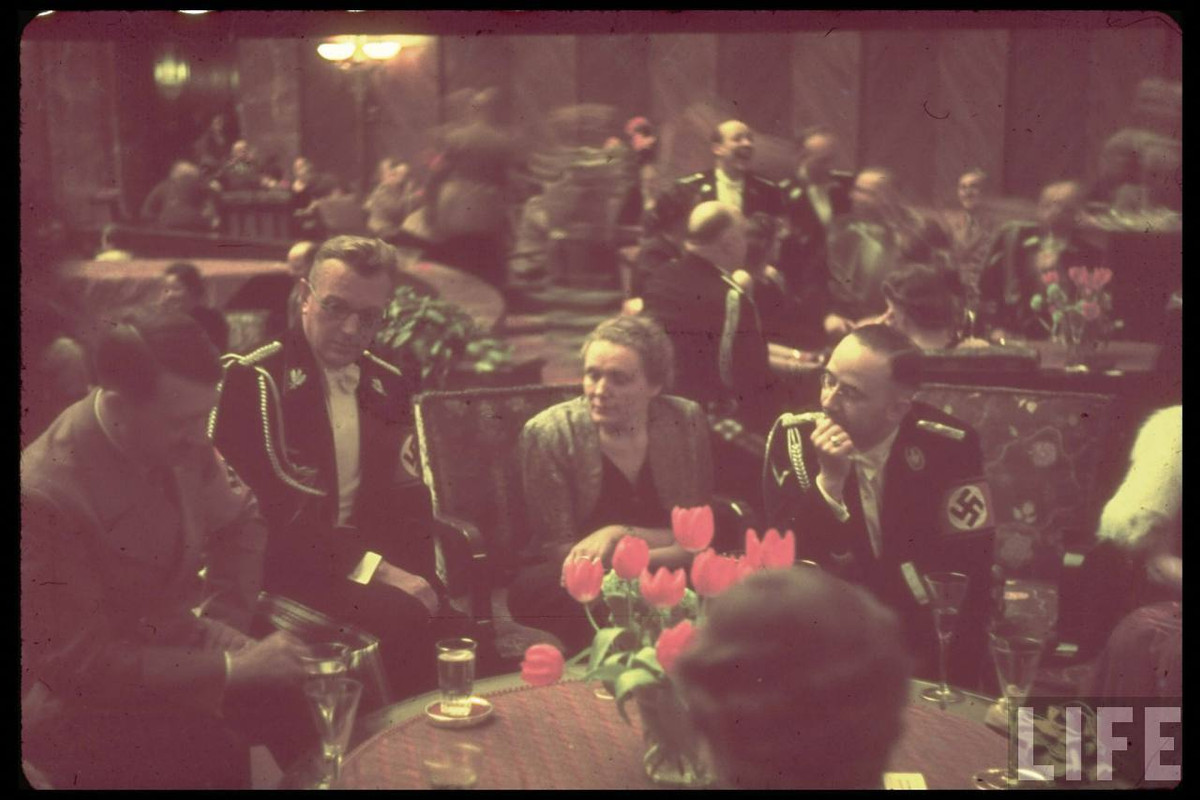 Adolf Hitler, Arthur Seyss-Inquart, Margarethe Himmler y Heinrich Himmler 25-02-1938