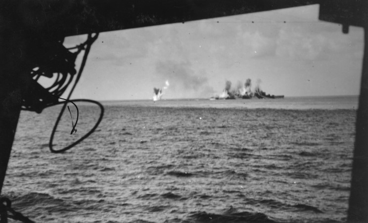 El HMS Liverpool bajo el ataque de aviones Stukas alemanes, visto desde el HMS Illustrious, 10 de enero 1941