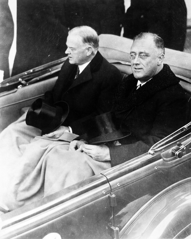 Franklin D. Roosevelt y Herbert Hoover conducen a la toma de posesion del cargo de Roosevelt el 4 de marzo de 1933