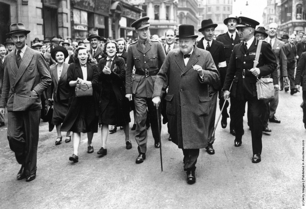 Winston Churchill  seguido de una gran multitud mientras inspeccionaba los daños de los bombardeos en Londres. 10 de septiembre de 1940