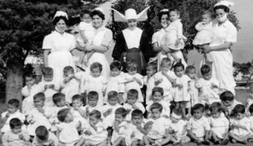 Enfermeras del proyecto Lebensbor posando con los niños