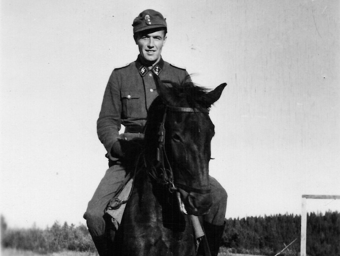 Aribert Heim a caballo, vestido con su uniforme de las SS
