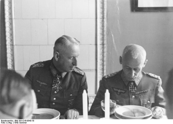 Hoth y Manstein dialogando mientras comen el 21 Junio de 1942