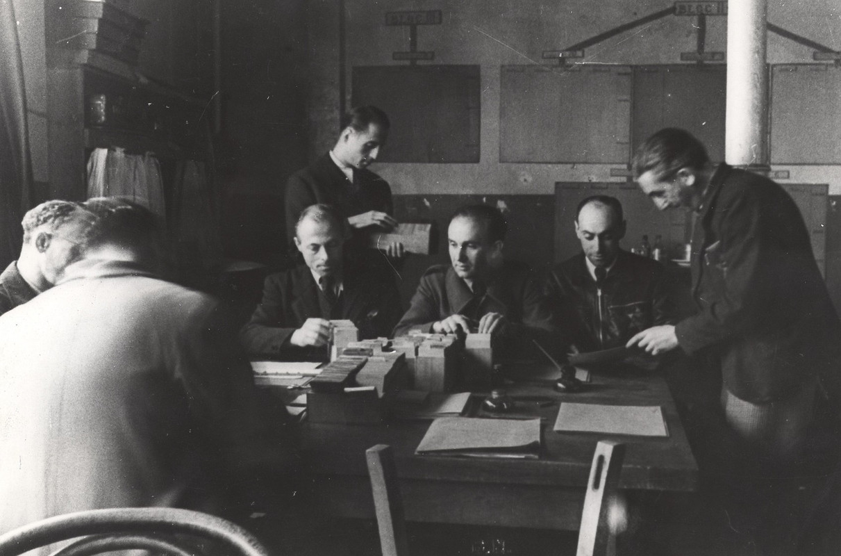 Empleados judíos en la oficina del campo de concentración de Drancy