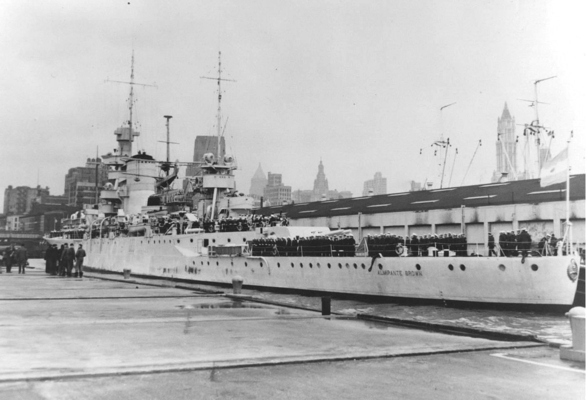 El Almirante Brown en Nueva York en 1949. Nótese el hidroavión Supermarine Walrus en la catapulta