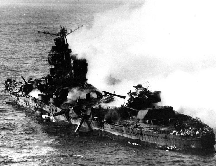 Crucero Mikuma siendo rematado por aviones estadounidenses