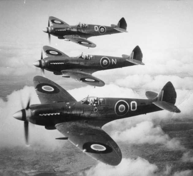 Varias imágenes de Spitfire en formación