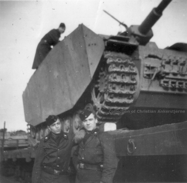 Soldados junto a un Pz IV Ausf. G o H