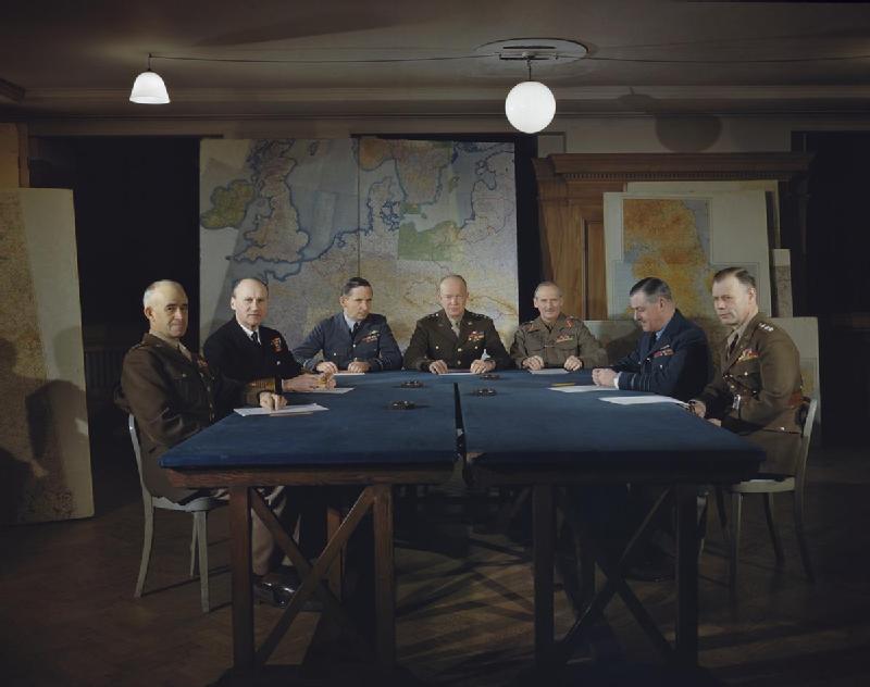 De Izquierda a Derecha, Bradley, Ramsay, Tedder, Eisenhower, Montgomery, Leigh-Mallory, y Smith durante una reunión del SHAEF en 1944