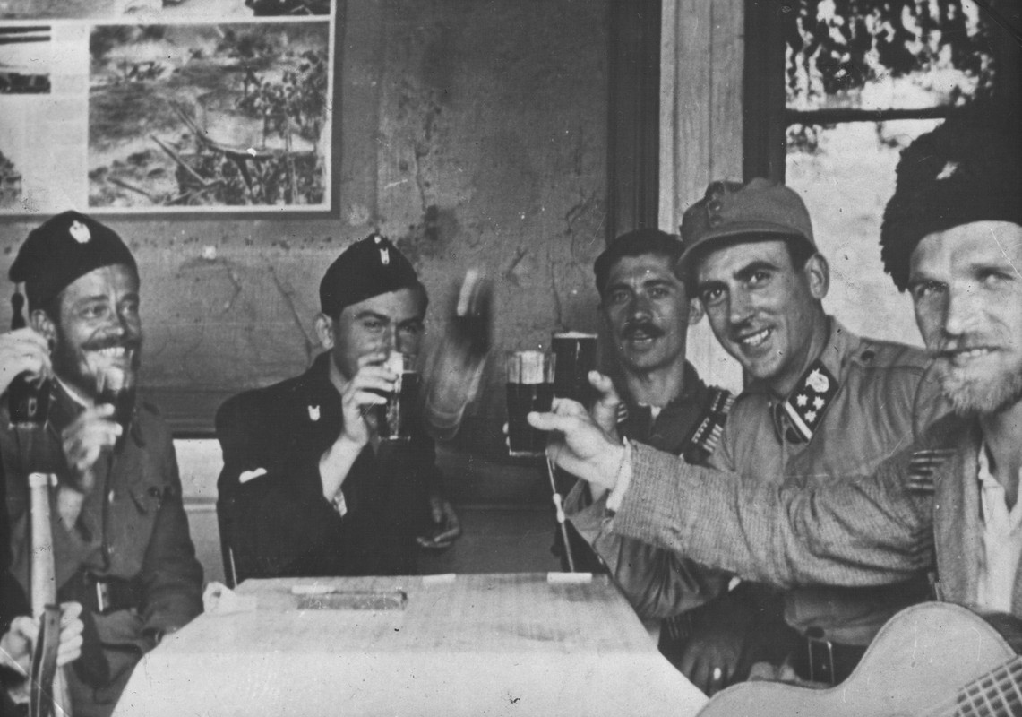 Miembros de ustasha chetniks en Croacia, 1942