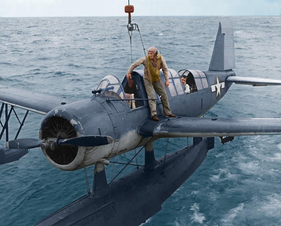 El piloto Teniente Samuel Ted Hutchins es subido junto a su avión de reconocimiento Chance-Vought OS2U Kingfisher al USS South Dakota cerca de Okinawa, Japón