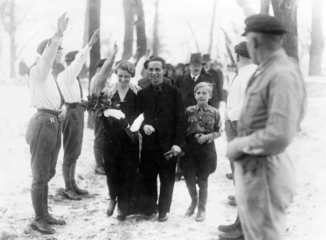 Joseph y Magda Goebbels durante su boda el 19 de diciembre de 1931