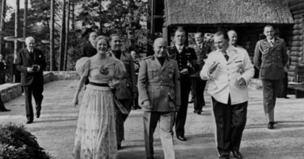 Benito Mussolini con Emmy y Hermann Goering en Carinhall en 1937
