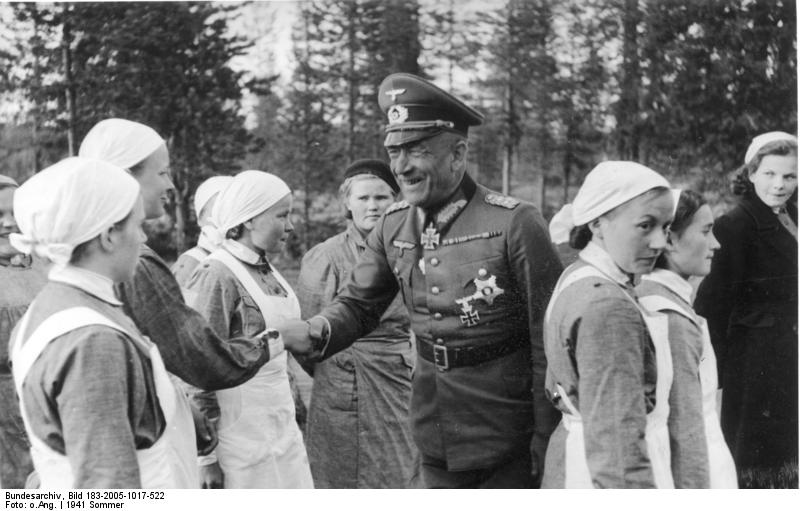 El Generaloberst Nikolaus von Falkenhorst conversando con enfermeras en Finlandia el 21 de Junio de 1941