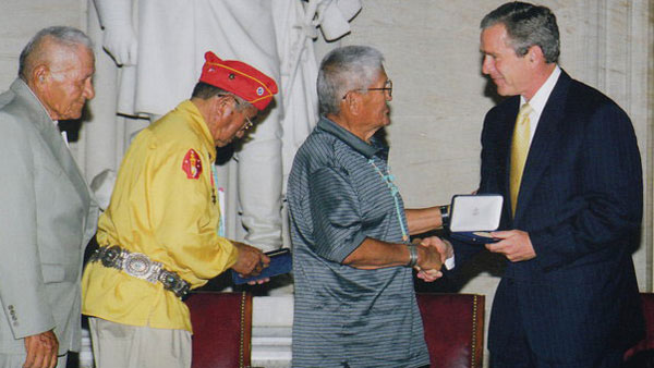 El presidente George W. Bush entregó la Medalla de Oro del Congresoa los Code Talkers Navajos, el 26 de julio de 2001