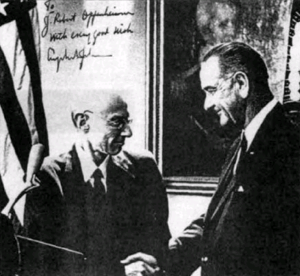 Robert Oppenheimer recibe el premio Enrico Fermi de manos del presidente Johnson Robert Oppenheimer recibe el premio Enrico Fermi de manos del presidente Johnson