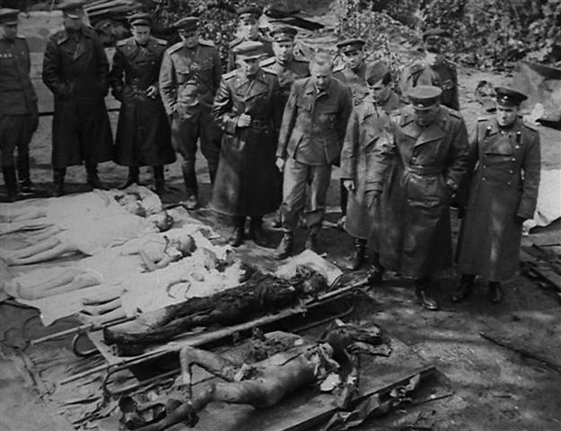 Soldados rusos observan los cuerpos quemados de Joseph Goebbels y su esposa Magda en el jardín del búnker. Al lado de ellos, los cuerpos de sus 5 hijos envenenados, encontrados en el interior.