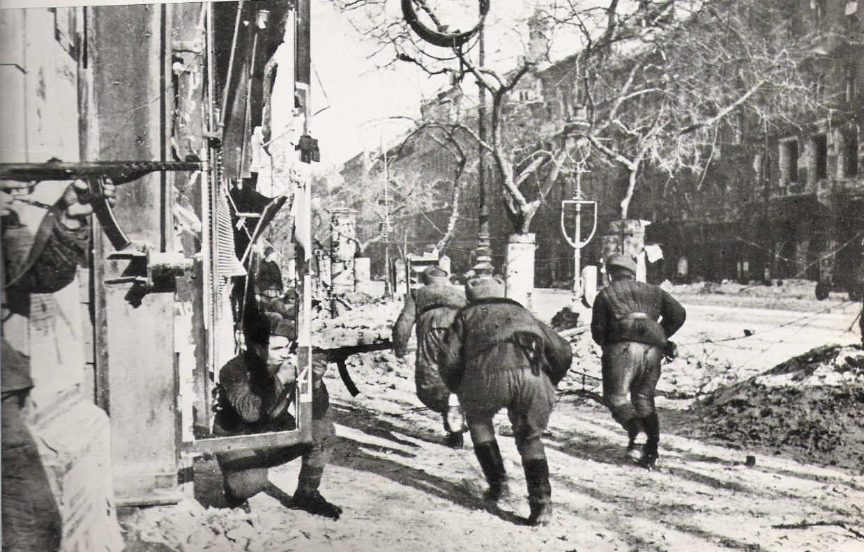 Soldados soviéticos luchando en las calles de la ciudad