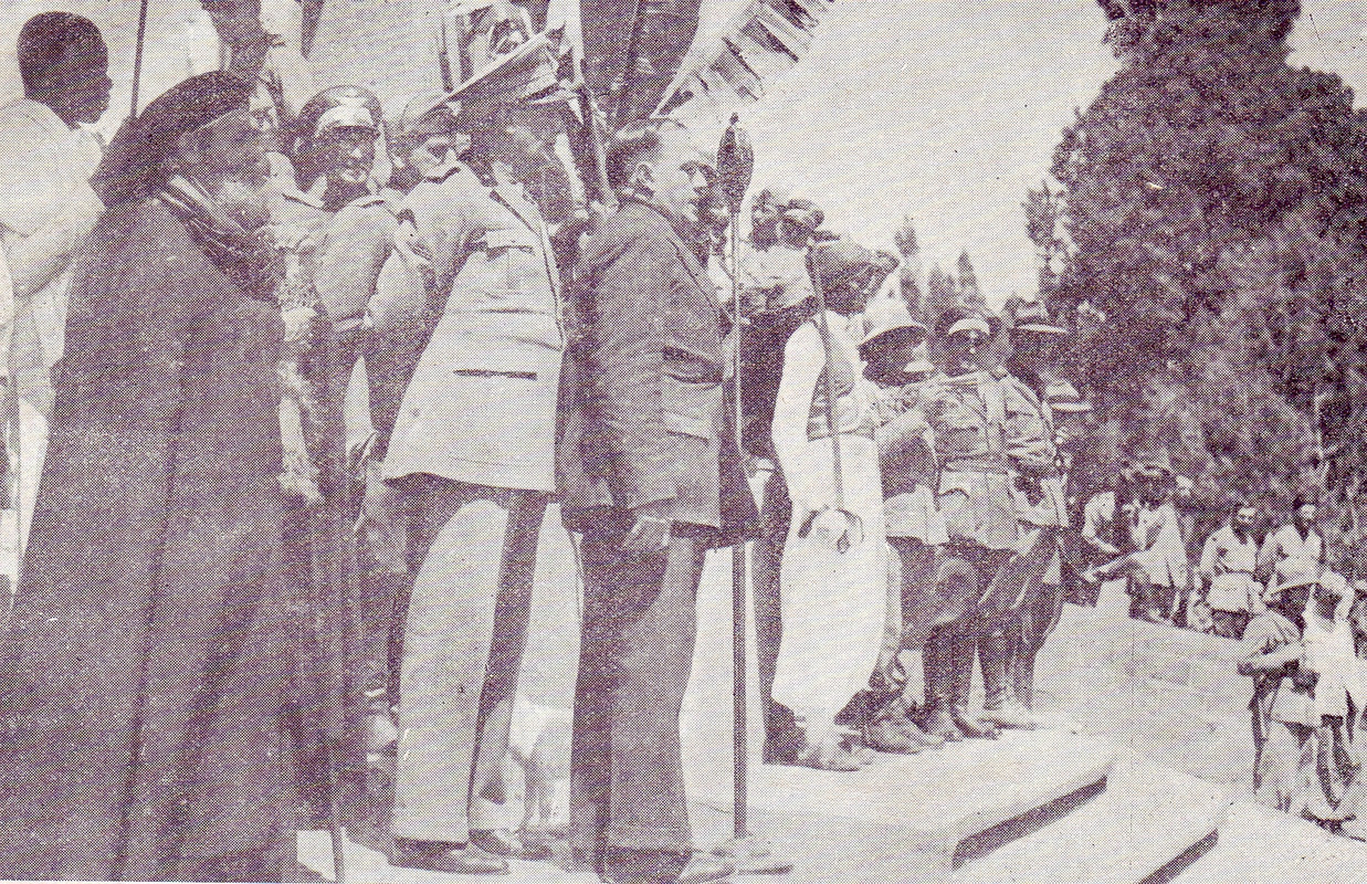 19 de de febrero de 1937, Graziani con Abuna Kirillos en Ghebbi poco antes del atentado