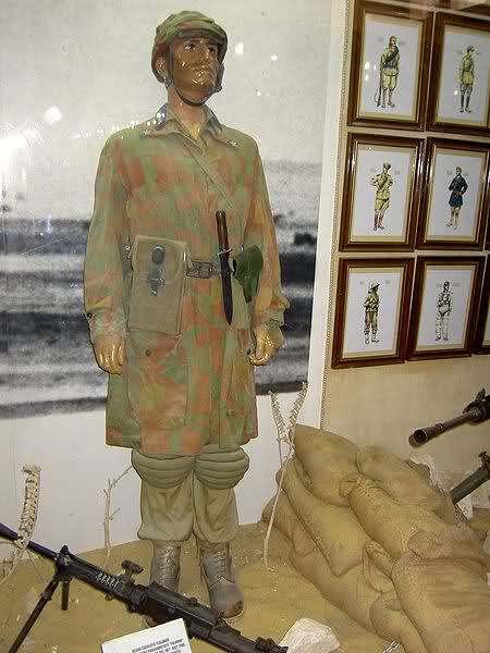 Maniquí de un Soldado de la Folgore en el Museo del Alamein