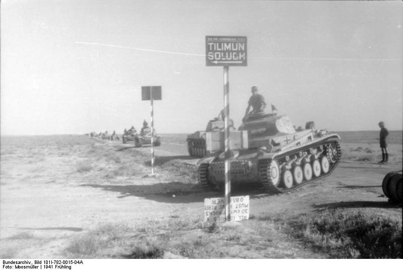 Panzers alemanes en el desierto de Libia mientras se preparaban para atacar a las posiciones británicas