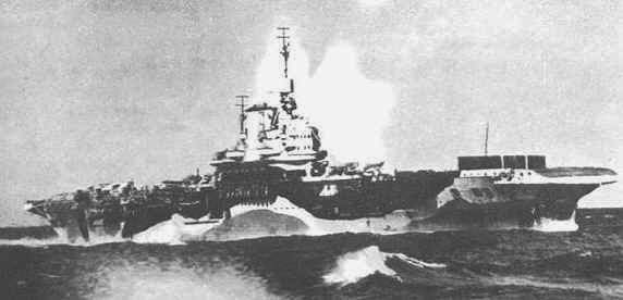 HMS Illustrious bajo el ataque de aviones Stukas alemanes, 10 de enero 1941