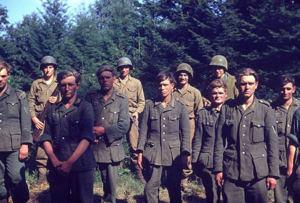 Prisioneros alemanes capturados tras los combates en Le Gast, Normandía 1944