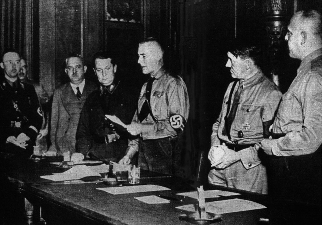 De izquierda a derecha, Himmler, Göring, Frick, Hitler y Strasser
